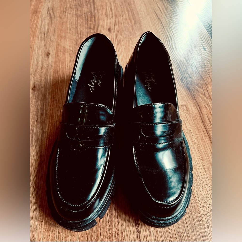 Crown Vintage Black Loafers